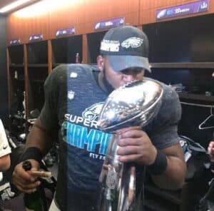 Fletcher Cox kissing Super Bowl trophy