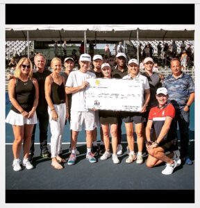 Chris Evert Charities collects 800,000 dollars for the fight against drug abuse. 