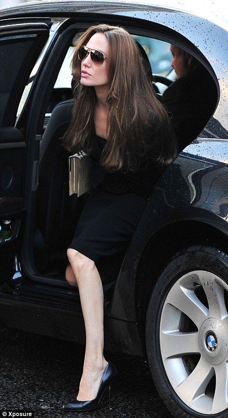 Jolie getting off her car