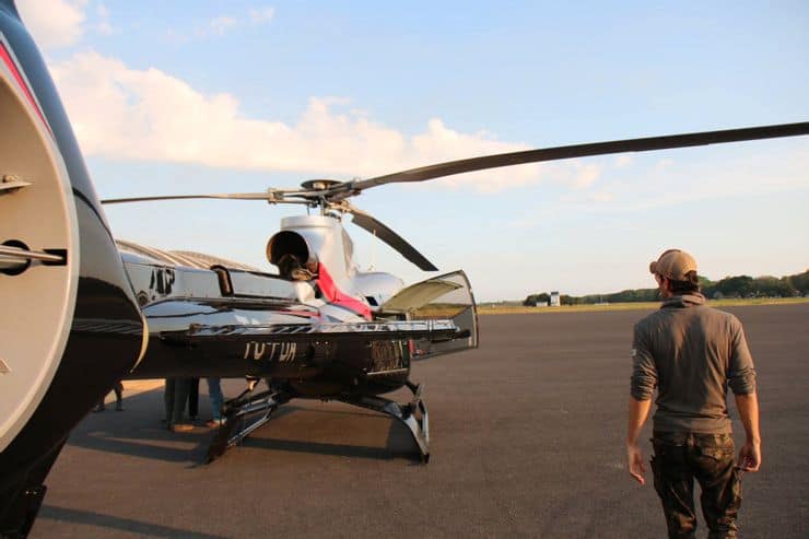 Enrique-Iglesias-with-chopper