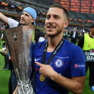 Hazard lifting UEFA Europa league trophy