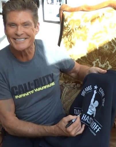 Hasselhoff signing T-shirt of the Charity's campaign