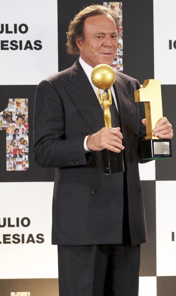 Julio-iglesias-with-his-awards