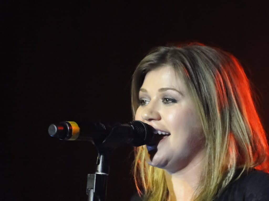 Kelly Clarkson performing live on tour in 2010.