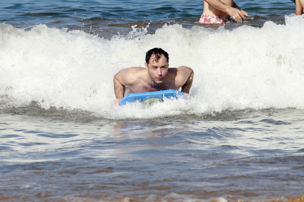 Jude Law Photographed Having Blast At Hawaii Vacation.