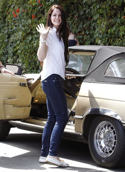 Lana Del Rey heading towards her Mercedes Benz1