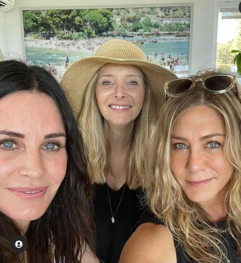 Courtney Cox, Lisa Kudrow, and Jeniffer Aniston in a vacation