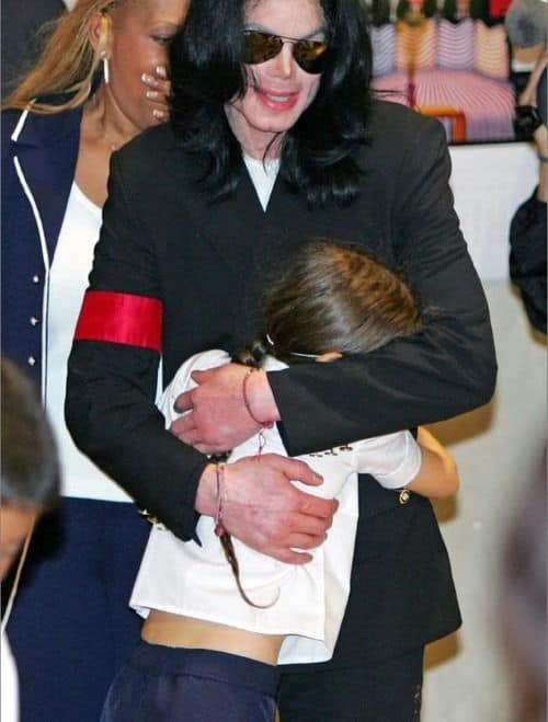 Paris with her Dad Michael Jackson in Japan