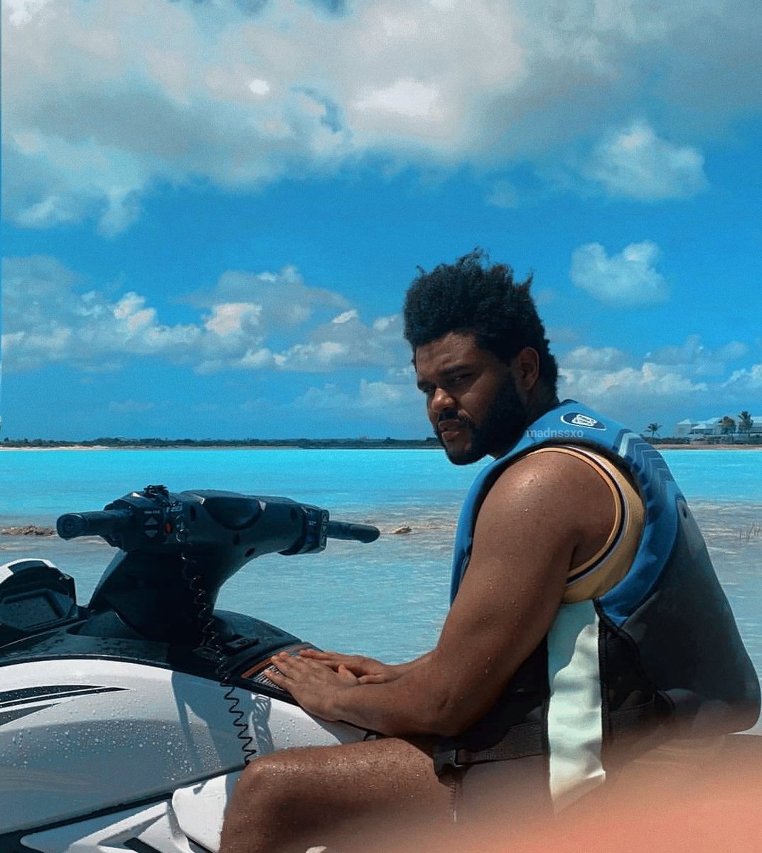 The Weeknd ready to jet sky (Source: Twitter)