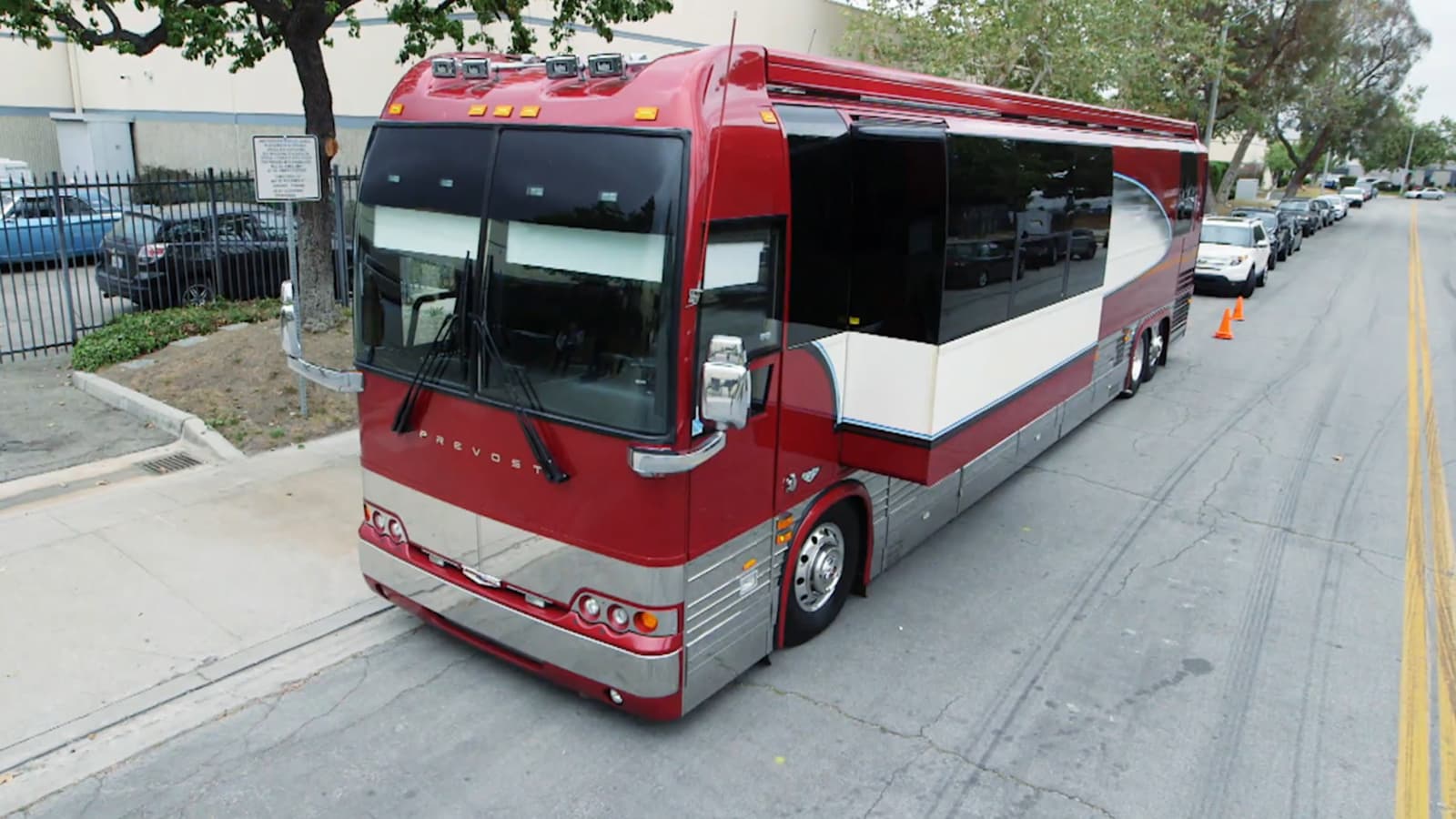 Brad-Paisley-Tour-Bus