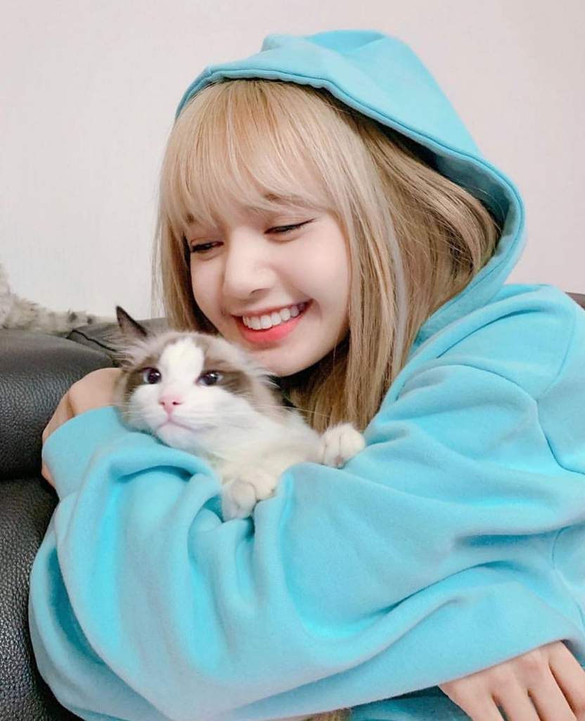 Lisa Net Worth- Lisa With One of Her Cats