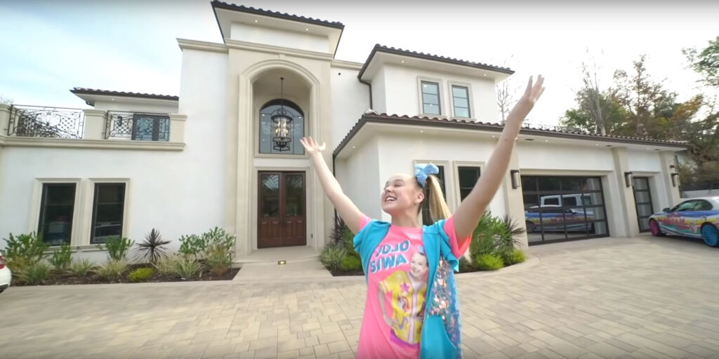 JoJo infront of her house (Source: Today Show)