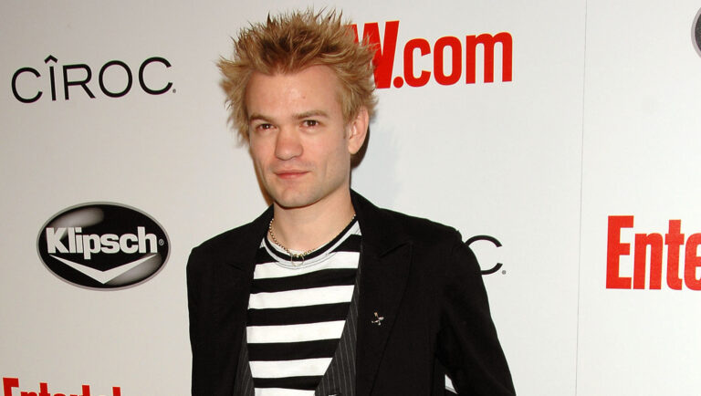 Deryck Whibley Net Worth: Music Career & Lifestyle