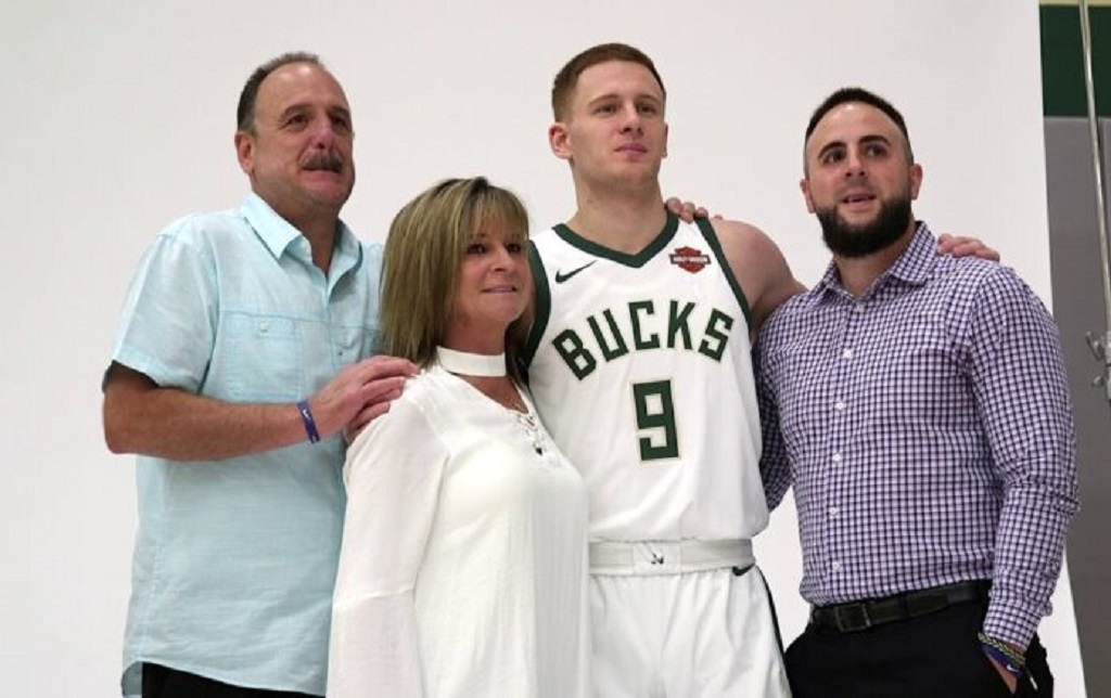Donte DiVincenzo with his family members