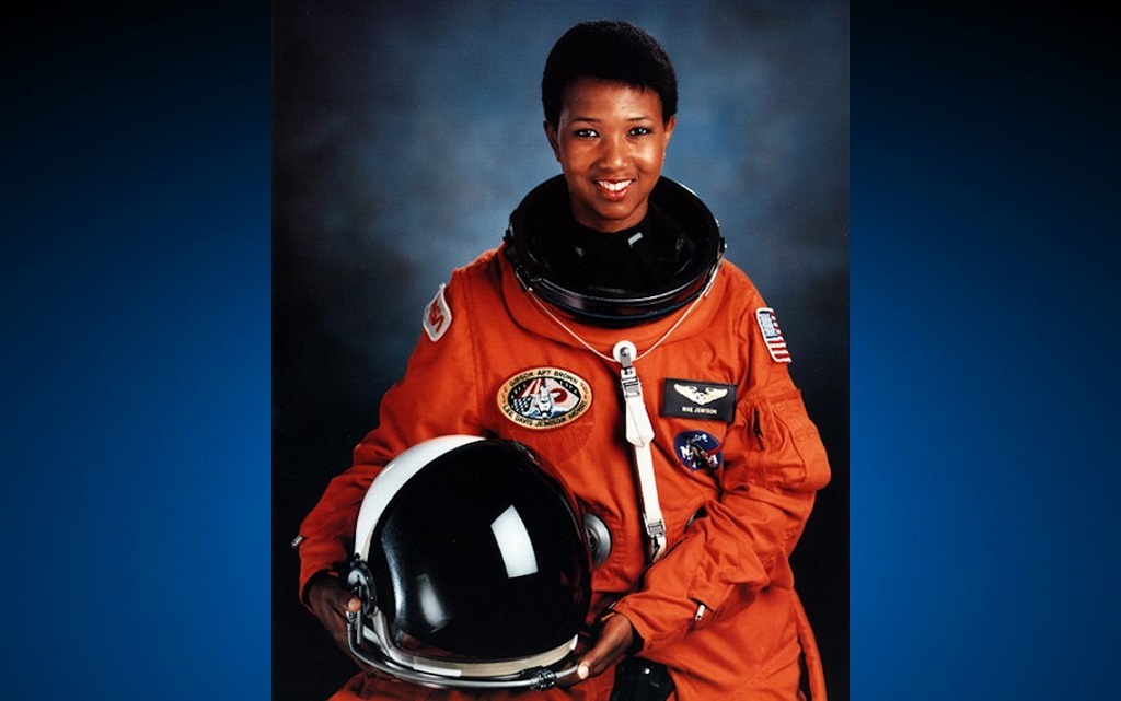 What Language Besides English Mae Jemison Know? childhood,