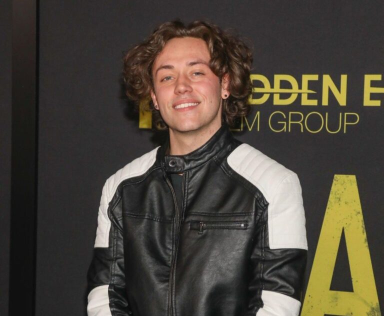 Ethan Cutkosky Dead Or Still Alive – Health Update Age And Wikipedia Bio