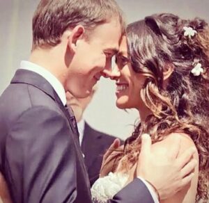 Alanis Morissette Religion - Is She Christian? Husband