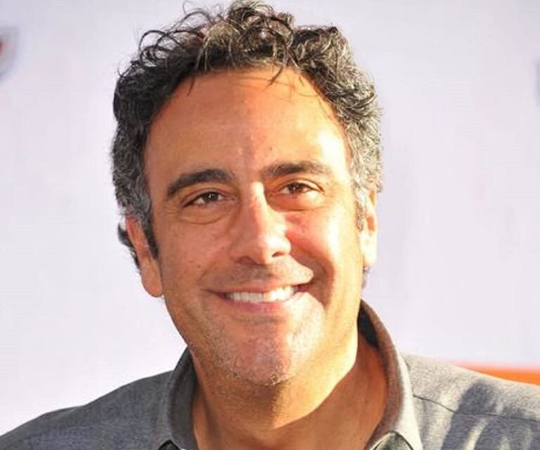 Meet Brad Garrett Siblings Jeff And Paul Garrett Parents And Family Ethnicity