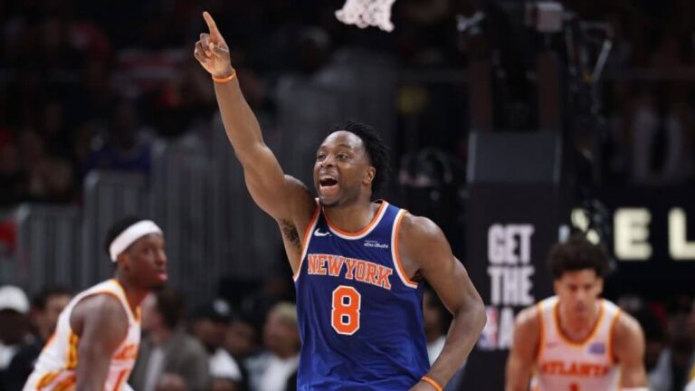 OG Anunoby in his New York Knicks number 8 jersey during a game